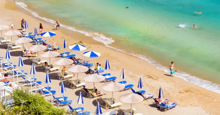 Η διαδικασία υποβολής γίνεται αποκλειστικά ηλεκτρονικά, ενώ η επιλογή των δικαιούχων βασίζεται σε ένα σύστημα μοριοδότησης που λαμβάνει υπόψη την οικογενειακή και οικονομική κατάσταση των υποψηφίων.