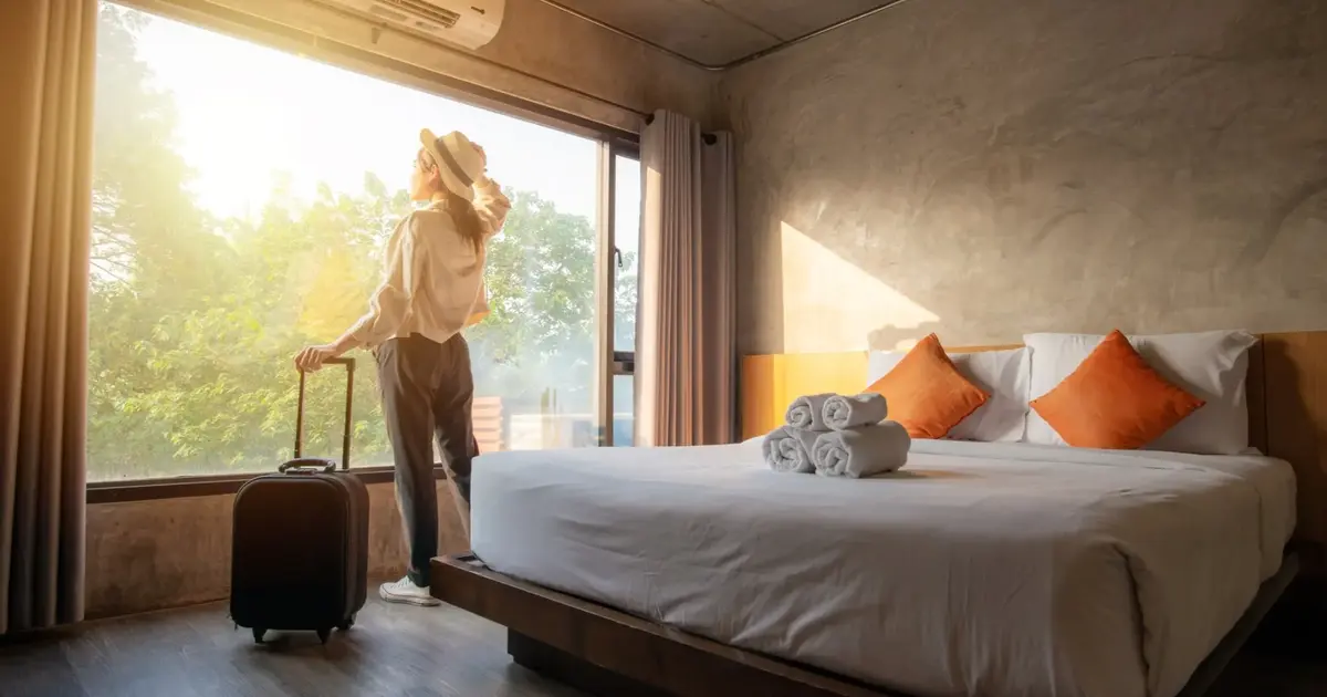 Φέτος, το 2026, η πλατφόρμα της ΔΥΠΑ έχει ενισχύσει το ψηφιακό μητρώο παρόχων, ωστόσο η "παραδοσιακή" συνεννόηση με το ξενοδοχείο ή το κατάλυμα παραμένει το πιο κρίσιμο βήμα για να μην βρεθείτε προ εκπλήξεων.