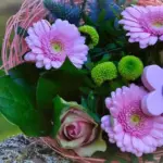 Η εργασία κατά την αργία της Πρωτομαγιάς συνεπάγεται υποχρεωτική προσαύξηση 75% στο ημερομίσθιο για όλους τους εργαζόμενους στον κλάδο του τουρισμού και της εστίασης, καθώς η συγκεκριμένη ημέρα έχει καθιερωθεί πλέον ως υποχρεωτική αργία με νόμο.