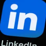 Η σωστή παραμετροποίηση των αυτόματων ειδοποιήσεων και του προφίλ σας στο LinkedIn μπορεί να μετατρέψει το Σαββατοκύριακο από χρόνο ανάπαυσης σε έναν αθόρυβο "κυνηγό" ευκαιριών που δουλεύει για εσάς όσο είστε offline. Με την αγορά εργασίας στην Ελλάδα να κινείται με ταχείς ρυθμούς την άνοιξη του 2026, η στρατηγική χρήση της πλατφόρμας επιτρέπει στους αλγόριθμους να σας προτείνουν σε recruiters χωρίς να χρειάζεται να είστε πάνω από μια οθόνη.