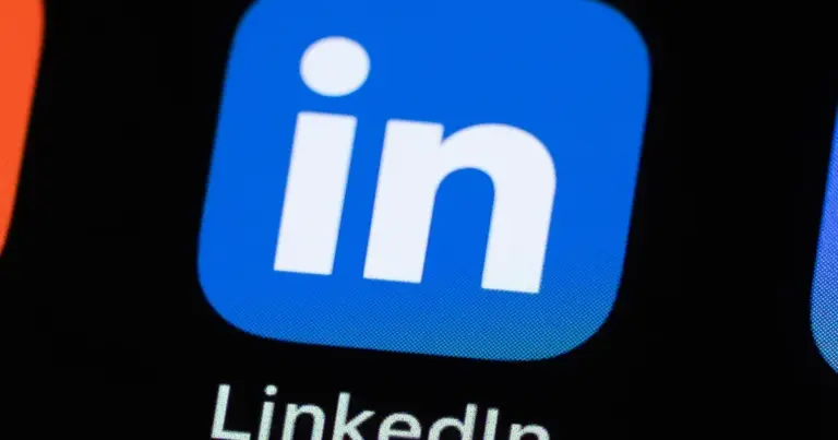 Η σωστή παραμετροποίηση των αυτόματων ειδοποιήσεων και του προφίλ σας στο LinkedIn μπορεί να μετατρέψει το Σαββατοκύριακο από χρόνο ανάπαυσης σε έναν αθόρυβο "κυνηγό" ευκαιριών που δουλεύει για εσάς όσο είστε offline. Με την αγορά εργασίας στην Ελλάδα να κινείται με ταχείς ρυθμούς την άνοιξη του 2026, η στρατηγική χρήση της πλατφόρμας επιτρέπει στους αλγόριθμους να σας προτείνουν σε recruiters χωρίς να χρειάζεται να είστε πάνω από μια οθόνη.