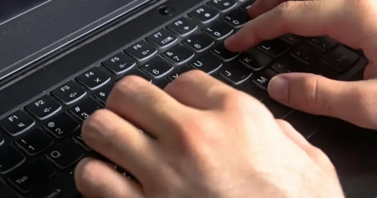 Αν αναζητάτε τον τρόπο για να ελέγξετε αν το όνομά σας περιλαμβάνεται στη λίστα των δικαιούχων για το νέο πρόγραμμα «Εργασία για Όλους», η διαδικασία ξεκινά και ολοκληρώνεται ψηφιακά μέσα από την πλατφόρμα του gov.gr. Το πρόγραμμα, που άνοιξε τις πύλες του αυτόν τον Απρίλιο του 2026, στοχεύει στην άμεση απορρόφηση ανέργων σε θέσεις πλήρους απασχόλησης με επιδότηση μισθού και ασφαλιστικών εισφορών, και η επιβεβαίωση της συμμετοχής σας απαιτεί μόνο τους κωδικούς Taxisnet και λίγα λεπτά από τον χρόνο σας.