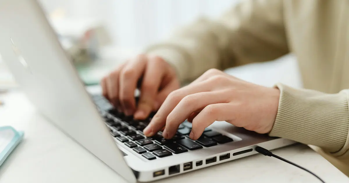 Η ψηφιοποίηση του πτυχίου σας μέσω του Gov.gr αποτελεί πλέον την πιο κρίσιμη κίνηση για κάθε υποψήφιο που προετοιμάζει τον φάκελό του για τις μεγάλες προκηρύξεις του ΑΣΕΠ μέσα στο 2026. Η διαδικασία αυτή δεν είναι απλώς μια ευκολία, αλλά μια αναγκαιότητα, καθώς το Μητρώο του ΑΣΕΠ αντλεί πλέον αυτόματα στοιχεία από τις κεντρικές βάσεις δεδομένων του κράτους, μειώνοντας τον κίνδυνο λαθών και αποκλεισμών λόγω ελλιπών δικαιολογητικών. Αν αναρωτιέστε πώς θα μετατρέψετε τον παραδοσιακό τίτλο σπουδών σας σε έγκυρο ψηφιακό έγγραφο που γίνεται δεκτό με ένα κλικ, η απάντηση βρίσκεται στη διασύνδεση του e-Diplomas με το ψηφιακό σας αποθετήριο.