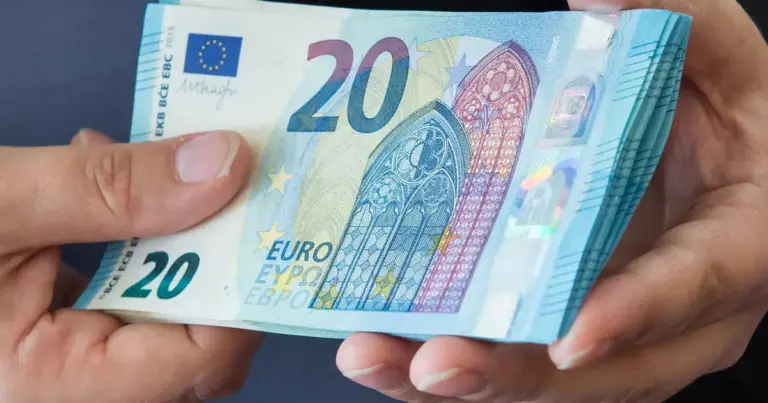 Η διαδικασία για το πώς υπολογίζεται η τριετία το 2026 βασίζεται στον χρόνο προϋπηρεσίας που συμπληρώνει ο εργαζόμενος. Μετά το «ξεπάγωμα», κάθε τριετία επιφέρει προσαύξηση 10% επί του βασικού μισθού (έως 3 τριετίες συνολικά).