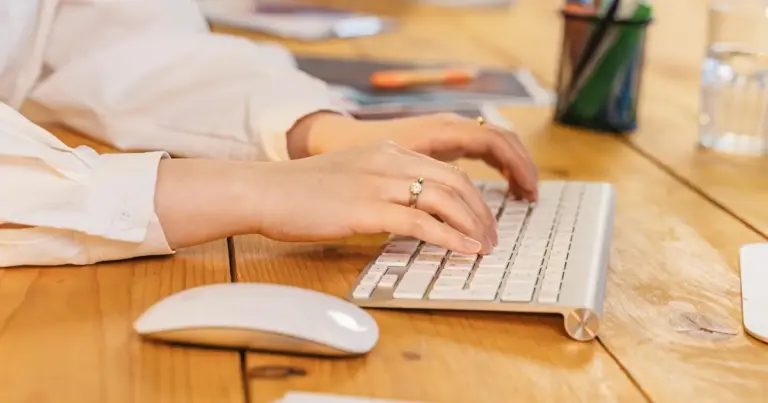 Η διόρθωση λαθών στα ένσημα περασμένων ετών μέσω της πλατφόρμας Myefka είναι η μοναδική οδός για να διασφαλίσετε ότι η μελλοντική σας σύνταξη θα υπολογιστεί σωστά και ότι δεν θα χάσετε ούτε μία ημέρα ασφάλισης από την προϋπηρεσία σας. Πολλοί ασφαλισμένοι διαπιστώνουν, συχνά τυχαία, ότι λείπουν διαστήματα από τον ψηφιακό τους λογαριασμό, ότι έχουν καταχωρηθεί λάθος πακέτα κάλυψης ή ότι ο εργοδότης δεν υπέβαλε ποτέ τις απαραίτητες Αναλυτικές Περιοδικές Δηλώσεις (ΑΠΔ). Τον Απρίλιο του 2026, με την πλήρη ψηφιοποίηση του ασφαλιστικού ιστορικού, η διαδικασία "συμμαζέματος" των ενσήμων σας δεν απαιτεί πλέον πολύωρη αναμονή στις ουρές των υποκαταστημάτων, αλλά προϋποθέτει μια συγκεκριμένη μεθοδολογία online ενεργειών και υποβολής αιτημάτων που θα δούμε αναλυτικά παρακάτω.