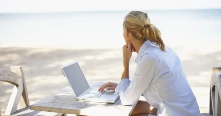 Η είδηση για όσους αναζητούν εργασία εκτός των μεγάλων αστικών κέντρων είναι ότι οι μισθοί στην επαρχία έχουν σημειώσει άνοδο έως και 15% την τελευταία διετία, καθώς οι επιχειρήσεις προσφέρουν πλέον επιπλέον κίνητρα, όπως δωρεάν διαμονή και διατροφή, προκειμένου να προσελκύσουν εργαζόμενους από την Αθήνα και τη Θεσσαλονίκη.