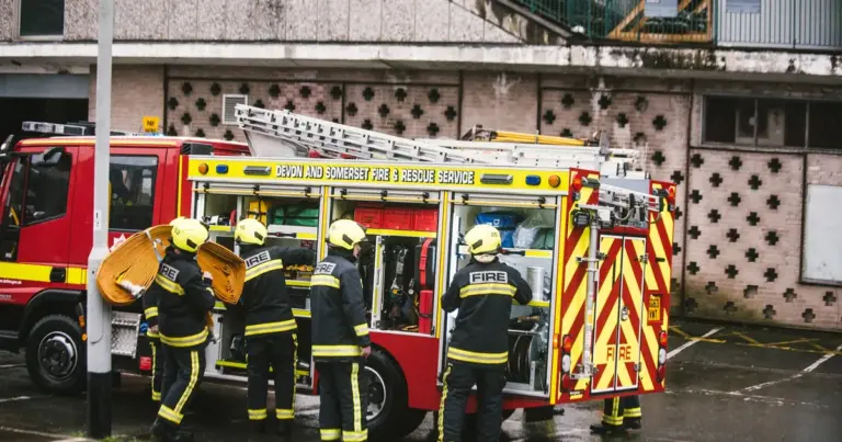 Οι θέσεις αφορούν τόσο μόνιμο προσωπικό όσο και εποχικούς πυροσβέστες, με το σύστημα επιλογής να δίνει ιδιαίτερη έμφαση στη φυσική κατάσταση και τα σωματικά προσόντα των ενδιαφερομένων.