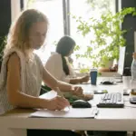 Οι νέες ρυθμίσεις επικεντρώνονται στην αυστηροποίηση της καταγραφής του χρόνου εργασίας μέσω της ψηφιακής κάρτας, αλλά και στην αναθεώρηση των ορίων για την πρόσθετη απασχόληση. Η μετάβαση αυτή δεν είναι απλώς μια τυπική διαδικασία, αλλά μια προσπάθεια να μπει τάξη στο τοπίο της εργασίας, διασφαλίζοντας ότι κάθε λεπτό απασχόλησης πέραν του συμβατικού ωραρίου θα καταγράφεται και θα αμείβεται βάσει της νομοθεσίας.