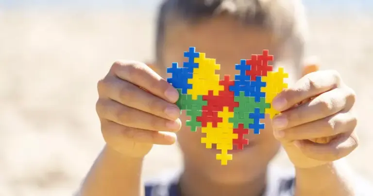 Η Διαταραχή Αυτιστικού Φάσματος (ΔΑΦ) είναι μια σύνθετη νευροβιολογική διαταραχή που διαρκεί καθ' όλη τη διάρκεια της ζωής ενός ατόμου.