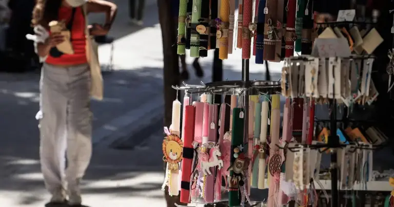 Παραδοσιακά, το εορταστικό ωράριο τίθεται σε ισχύ από την Πέμπτη πριν τη Μεγάλη Εβδομάδα. Κατά τη διάρκεια αυτής της περιόδου, τα εμπορικά καταστήματα παραμένουν ανοιχτά καθημερινά από το πρωί έως αργά το βράδυ (συνήθως 09:00 - 21:00), ενώ το Σάββατο κλείνουν νωρίτερα (γύρω στις 18:00).