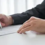 Η χρήση παρωχημένων πληροφοριών και η φλύαρη παρουσίαση προσόντων είναι οι δύο βασικοί λόγοι που το βιογραφικό σημείωμα απορρίπτεται μέσα στα πρώτα έξι δευτερόλεπτα από τους recruiters στην ελληνική αγορά εργασίας. Με τις απαιτήσεις του 2026 να εστιάζουν στην ουσία και την ψηφιακή συμβατότητα, υπάρχουν συγκεκριμένα στοιχεία που πλέον θεωρούνται "βαρίδια" και πρέπει να αφαιρεθούν σήμερα κιόλας.