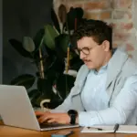 Η βελτιστοποίηση του LinkedIn προφίλ σας με βάση τα νέα δεδομένα των αλγορίθμων και της τεχνητής νοημοσύνης αποτελεί το μοναδικό "διαβατήριο" για να σας εντοπίσουν οι recruiters μέσα στο 2026.