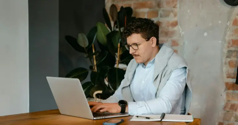Η βελτιστοποίηση του LinkedIn προφίλ σας με βάση τα νέα δεδομένα των αλγορίθμων και της τεχνητής νοημοσύνης αποτελεί το μοναδικό "διαβατήριο" για να σας εντοπίσουν οι recruiters μέσα στο 2026.