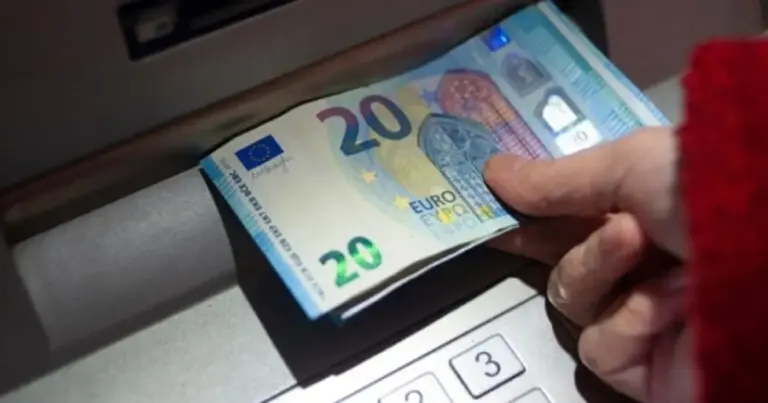 Τα χρήματα για το επίδομα ενοικίου και το ελάχιστο εγγυημένο εισόδημα είναι διαθέσιμα στα ΑΤΜ όλων των τραπεζών από το απόγευμα της Τετάρτης 29 Απριλίου, ενώ η επίσημη καταβολή ολοκληρώνεται σήμερα, Πέμπτη 30 Απριλίου 2026.