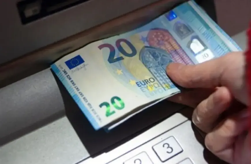 Τα χρήματα για το επίδομα ενοικίου και το ελάχιστο εγγυημένο εισόδημα είναι διαθέσιμα στα ΑΤΜ όλων των τραπεζών από το απόγευμα της Τετάρτης 29 Απριλίου, ενώ η επίσημη καταβολή ολοκληρώνεται σήμερα, Πέμπτη 30 Απριλίου 2026.
