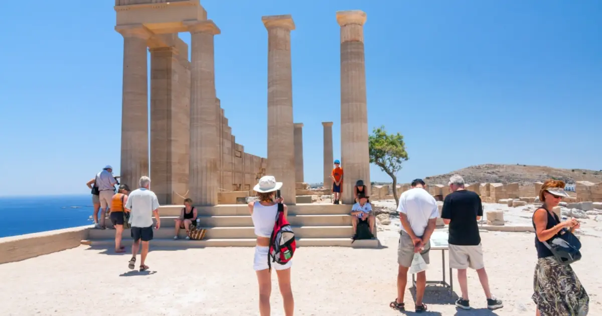 Για να κερδίσετε μια θέση στο φετινό πρόγραμμα Κοινωνικού Τουρισμού της ΔΥΠΑ, το "κλειδί" βρίσκεται στη συμπλήρωση τουλάχιστον 50 ημερών εργασίας ή ασφάλισης κατά το προηγούμενο έτος, καθώς τα ένσημα αποτελούν το βασικό κριτήριο που αποκλείει τους περισσότερους υποψηφίους.