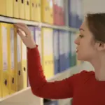 Η κατάθεση του πιστοποιητικού μόνιμης κατοικίας και του τίτλου σπουδών αποτελούν τα δύο κρισιμότερα δικαιολογητικά για την προκήρυξη των δήμων το 2026, καθώς η απουσία τους οδηγεί σε άμεσο αποκλεισμό ή απώλεια της πολύτιμης εντοπιότητας. Με τις προσλήψεις στους ΟΤΑ να τρέχουν με γοργούς ρυθμούς φέτος, η συγκέντρωση του σωστού φακέλου είναι ο μοναδικός τρόπος για να διασφαλίσετε ότι τα μόριά σας θα προσμετρηθούν κανονικά από το ΑΣΕΠ.