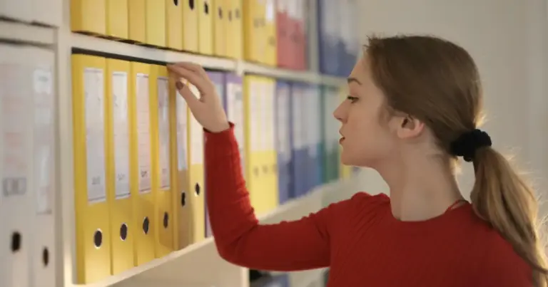 Η κατάθεση του πιστοποιητικού μόνιμης κατοικίας και του τίτλου σπουδών αποτελούν τα δύο κρισιμότερα δικαιολογητικά για την προκήρυξη των δήμων το 2026, καθώς η απουσία τους οδηγεί σε άμεσο αποκλεισμό ή απώλεια της πολύτιμης εντοπιότητας. Με τις προσλήψεις στους ΟΤΑ να τρέχουν με γοργούς ρυθμούς φέτος, η συγκέντρωση του σωστού φακέλου είναι ο μοναδικός τρόπος για να διασφαλίσετε ότι τα μόριά σας θα προσμετρηθούν κανονικά από το ΑΣΕΠ.