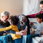 Με τη διασύνδεση των συστημάτων το 2026, τα περισσότερα στοιχεία αντλούνται αυτόματα από την ΑΑΔΕ και το Μητρώο Πολιτών, ωστόσο η είδηση για τους δικαιούχους είναι ότι η δήλωση των μελών πρέπει να επικαιροποιείται πριν από κάθε νέα αίτηση για παροχή, ώστε να υπολογίζονται ορθά τα μόρια και οι οικονομικές ενισχύσεις.