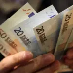 Η αναπροσαρμογή του κατώτατου στα 830 ευρώ μεικτά και του ημερομισθίου στα 37,07 ευρώ δημιουργεί ένα «ντόμινο» θετικών αυξήσεων.