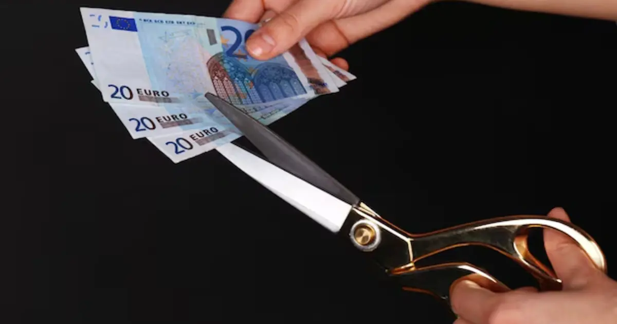 Το ερώτημα που απασχολεί χιλιάδες ανέργους είναι ξεκάθαρο: Τι συμβαίνει με το επίδομα ανεργίας και τα υπόλοιπα βοηθήματα της ΔΥΠΑ τη στιγμή που θα εμφανιστεί μια ευκαιρία για μεροκάματο ή μια σύμβαση ορισμένου χρόνου; Η απάντηση είναι ότι στις περισσότερες περιπτώσεις, η ανάληψη εργασίας ακόμα και για μία μόνο ημέρα οδηγεί στην άμεση διακοπή ή την αναστολή της επιδότησης, καθώς η ιδιότητα του ανέργου χάνεται αυτόματα με την αναγγελία πρόσληψης στο σύστημα ΕΡΓΑΝΗ.