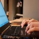 Τα ψηφιακά πτυχία που εξασφαλίζουν άμεση πρόσληψη στον ιδιωτικό τομέα το 2026 επικεντρώνονται πλέον στην εξειδίκευση γύρω από την τεχνητή νοημοσύνη, την ανάλυση δεδομένων και την κυβερνοασφάλεια, ξεπερνώντας τις παραδοσιακές γνώσεις απλών προγραμμάτων γραφείου.