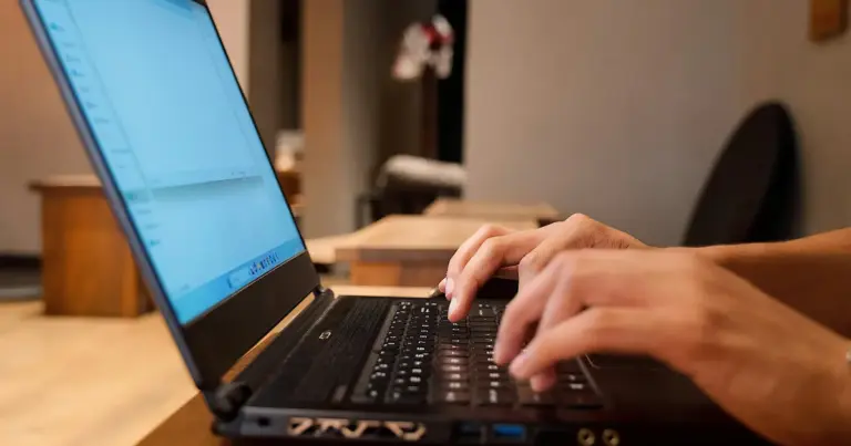 Τα ψηφιακά πτυχία που εξασφαλίζουν άμεση πρόσληψη στον ιδιωτικό τομέα το 2026 επικεντρώνονται πλέον στην εξειδίκευση γύρω από την τεχνητή νοημοσύνη, την ανάλυση δεδομένων και την κυβερνοασφάλεια, ξεπερνώντας τις παραδοσιακές γνώσεις απλών προγραμμάτων γραφείου.