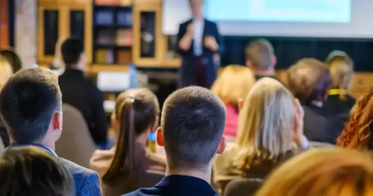 Αν ψάχνετε τον τρόπο να εξασφαλίσετε τις μέγιστες μονάδες για την επόμενη προκήρυξη, οι εγγραφές που ξεκινούν αυτή την εβδομάδα αφορούν προγράμματα σε τομείς αιχμής, όπως η Ειδική Αγωγή, η Σχολική Ψυχολογία, η Διαπολιτισμική Εκπαίδευση και η Ηγετική Διοίκηση στην Εκπαίδευση.