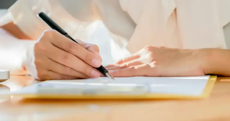 Σήμερα, Παρασκευή 17 Απριλίου, εκπνέει η προθεσμία υποβολής αιτήσεων για τρεις σημαντικούς διαγωνισμούς που αφορούν εκατοντάδες θέσεις εργασίας σε μεγάλους φορείς του δημοσίου και του ευρύτερου δημόσιου τομέα. Αν έχετε συγκεντρώσει τα δικαιολογητικά σας και εκκρεμεί μόνο η οριστικοποίηση της αίτησης, οι επόμενες ώρες είναι καθοριστικές, καθώς τα συστήματα αναμένεται να δεχθούν μεγάλο όγκο δεδομένων λίγο πριν το «κλείσιμο» της πλατφόρμας.