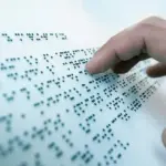 Σύμφωνα με την ισχύουσα νομοθεσία, η πιστοποίηση αυτή δεν θεωρείται απλό σεμινάριο, αλλά αποδεικτικό επάρκειας που μοριοδοτείται με 2 μονάδες (ως πρόσθετο προσόν) στους διαγωνισμούς εκπαιδευτικών, ενώ είναι απαραίτητη για την ένταξη στους κλάδους Ειδικής Αγωγής και Εκπαίδευσης (ΕΑΕ).