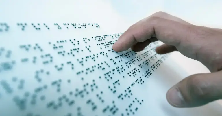 Σύμφωνα με την ισχύουσα νομοθεσία, η πιστοποίηση αυτή δεν θεωρείται απλό σεμινάριο, αλλά αποδεικτικό επάρκειας που μοριοδοτείται με 2 μονάδες (ως πρόσθετο προσόν) στους διαγωνισμούς εκπαιδευτικών, ενώ είναι απαραίτητη για την ένταξη στους κλάδους Ειδικής Αγωγής και Εκπαίδευσης (ΕΑΕ).