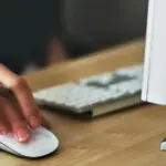 Η πιστοποίηση πληροφορικής παραμένει υποχρεωτικό πρόσθετο προσόν για την πλειονότητα των προσλήψεων στο Δημόσιο το 2026, ωστόσο ο ΑΣΕΠ δέχεται πλέον μόνο τίτλους που περιλαμβάνουν αποδεδειγμένη γνώση σε τρεις συγκεκριμένες ενότητες (Επεξεργασία Κειμένου, Υπολογιστικά Φύλλα, Υπηρεσίες Διαδικτύου), οι οποίες πρέπει να αναγράφονται ρητά στο πιστοποιητικό. Αν η πιστοποίησή σας είναι παλαιότερη και δεν καλύπτει αυτό το "τρίπτυχο" ή δεν προέρχεται από φορέα αναγνωρισμένο από τον ΕΟΠΠΕΠ, κινδυνεύετε με αυτόματη απόρριψη της αίτησής σας.