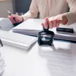 Σήμερα, Δευτέρα 20 Απριλίου 2026, εκπνέει η προθεσμία υποβολής αιτήσεων για την κάλυψη μόνιμων θέσεων στην Τοπική Αυτοδιοίκηση και σε φορείς του Υπουργείου Υγείας, ολοκληρώνοντας τον κύκλο των μεγάλων προκηρύξεων του πρώτου τετραμήνου.