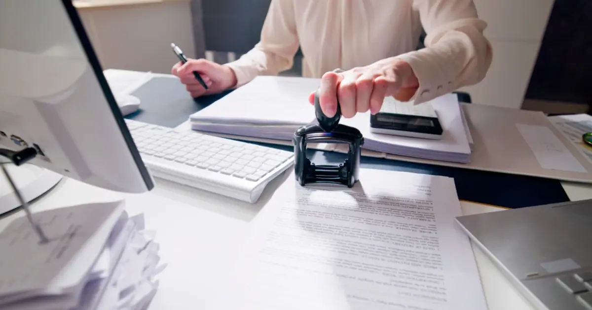 Σήμερα, Δευτέρα 20 Απριλίου 2026, εκπνέει η προθεσμία υποβολής αιτήσεων για την κάλυψη μόνιμων θέσεων στην Τοπική Αυτοδιοίκηση και σε φορείς του Υπουργείου Υγείας, ολοκληρώνοντας τον κύκλο των μεγάλων προκηρύξεων του πρώτου τετραμήνου.