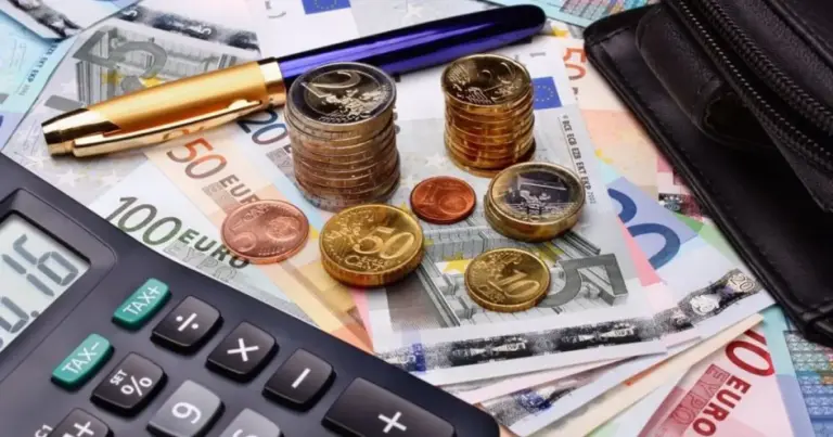 Σε αυτό το άρθρο θα δούμε αναλυτικά ποιοι δικαιούνται επιστροφή φόρου, πότε προκύπτει, ποιοι είναι οι βασικοί κωδικοί που την επηρεάζουν και τι πρέπει να προσέξεις για να μη χάσεις χρήματα που δικαιούσαι.