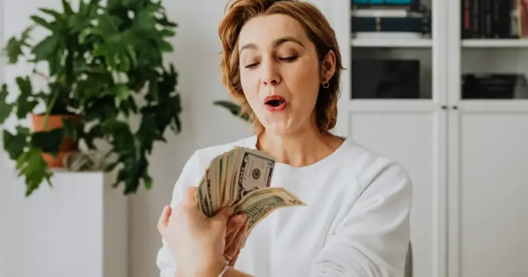 Με τη νέα μεταρρύθμιση που εφαρμόζεται πλήρως πλέον το 2026, το καθεστώς για τις μη μισθωτές εξισώθηκε με αυτό των μισθωτών του ιδιωτικού τομέα.