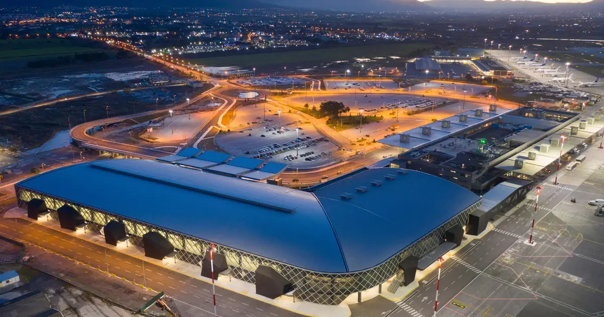 Οι αιτήσεις για το εποχικό προσωπικό στα 14 περιφερειακά αεροδρόμια της Fraport Greece έχουν ήδη ξεκινήσει και η διαδικασία υποβολής βιογραφικών βρίσκεται σε πλήρη εξέλιξη για την τουριστική περίοδο του 2026. Με την επιβατική κίνηση να αναμένεται αυξημένη, η εταιρεία αναζητά δεκάδες εργαζόμενους για θέσεις που καλύπτουν όλο το φάσμα της αεροδρομικής λειτουργίας, από την εξυπηρέτηση επιβατών έως την τεχνική υποστήριξη και την ασφάλεια.