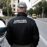 Η αντίστροφη μέτρηση για την έκδοση των προσωρινών αποτελεσμάτων της προκήρυξης 1Κ/2024 του ΑΣΕΠ, που αφορά την πρόσληψη 1.213 μονίμων στη Δημοτική Αστυνομία, έχει ήδη ξεκινήσει, με τις τελευταίες πληροφορίες να τοποθετούν τη δημοσίευση των πινάκων εντός των επόμενων εβδομάδων. Αν αναρωτιέστε πότε ακριβώς θα δείτε το όνομά σας στους καταλόγους, η απάντηση κρύβεται στον τεράστιο όγκο των αιτήσεων και στη σύνθετη διαδικασία ελέγχου που βρίσκεται αυτή τη στιγμή σε πλήρη εξέλιξη στα κεντρικά του Ανώτατου Συμβουλίου Επιλογής Προσωπικού.