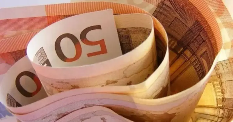 Οι πληρωμές για το επίδομα ανεργίας από τη ΔΥΠΑ ολοκληρώνονται σταδιακά για τον μήνα Απρίλιο, με την τελευταία μεγάλη καταβολή να βρίσκεται σε εξέλιξη από τις 20 έως τις 24 Απριλίου 2026. Μετά την πρόσφατη αύξηση του κατώτατου μισθού που τέθηκε σε ισχύ από την 1η Απριλίου, το ποσό που βλέπουν οι δικαιούχοι στους λογαριασμούς τους είναι αυξημένο, φτάνοντας πλέον τα 564,98 ευρώ για την πλήρη απασχόληση.