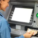 Η καταβολή για το επίδομα ενοικίου Απριλίου 2026 πρόκειται να πραγματοποιηθεί την Πέμπτη 30 Απριλίου, καθώς ο ΟΠΕΚΑ ολοκληρώνει τις διαδικασίες για την πίστωση των ποσών στους λογαριασμούς των δικαιούχων την τελευταία εργάσιμη ημέρα του μήνα.