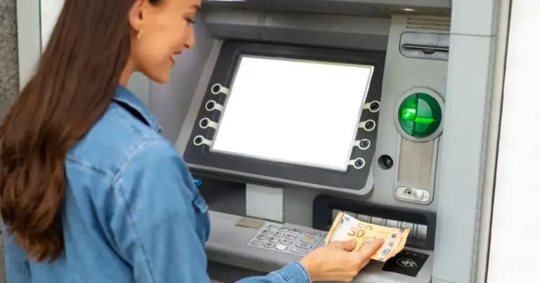 Η καταβολή για το επίδομα ενοικίου Απριλίου 2026 πρόκειται να πραγματοποιηθεί την Πέμπτη 30 Απριλίου, καθώς ο ΟΠΕΚΑ ολοκληρώνει τις διαδικασίες για την πίστωση των ποσών στους λογαριασμούς των δικαιούχων την τελευταία εργάσιμη ημέρα του μήνα.