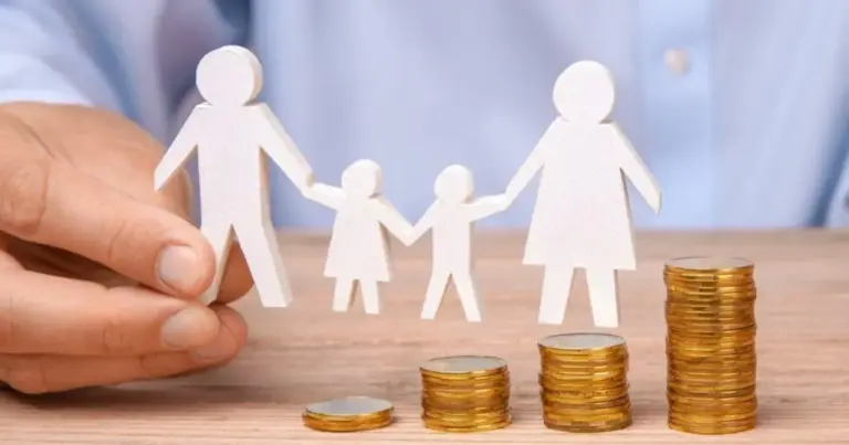 Η πρώτη δόση για το επίδομα παιδιού Α21 του 2026 πληρώθηκε επίσημα την Τρίτη 31 Μαρτίου 2026, με τα χρήματα να εμφανίζονται στα ΑΤΜ των δικαιούχων από το απόγευμα της προηγούμενης εργάσιμης. Με δεδομένο ότι σήμερα διανύουμε τα τέλη Απριλίου, ο πρώτος αυτός κύκλος πληρωμών έχει ολοκληρωθεί, καλύπτοντας τους δύο πρώτους μήνες του έτους (Ιανουάριο και Φεβρουάριο).