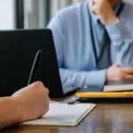 Η επιτυχία σε μια συνέντευξη εργασίας κρίνεται στην ικανότητά σας να μετατρέψετε τις τυποποιημένες ερωτήσεις των εργοδοτών σε ευκαιρίες προβολής της δικής σας αξίας. Με την αγορά εργασίας στην Ελλάδα να παρουσιάζει αυξημένη ζήτηση για εξειδικευμένο προσωπικό αυτή την άνοιξη του 2026, οι recruiters δεν αναζητούν πλέον αποστηθισμένες απαντήσεις, αλλά συγκεκριμένα παραδείγματα που αποδεικνύουν την προσαρμοστικότητα και την αποτελεσματικότητά σας.