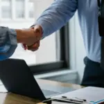 Η σωστή απάντηση στην ερώτηση για τις προσδοκίες αποδοχών βασίζεται στη δήλωση ενός εύρους μισθού (salary range) και όχι ενός σταθερού ποσού, επιτρέποντάς σας να διαπραγματευτείτε από θέση ισχύος χωρίς να αποκλειστείτε πρόωρα.