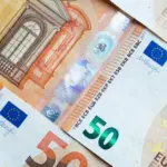 Σε πλήρη εξέλιξη βρίσκεται ο προγραμματισμός πληρωμών της ΔΥΠΑ για αυτή την εβδομάδα, με το επίδομα ανεργίας, τις παροχές μητρότητας και μια σειρά από έκτακτα βοηθήματα να πιστώνονται στους λογαριασμούς των δικαιούχων έως την Παρασκευή 1 Μαΐου 2026. Η ροή των χρημάτων έχει ήδη ξεκινήσει για χιλιάδες ανέργους και εργαζόμενες μητέρες, καθώς ο φορέας επιτακτικά ολοκληρώνει τις εκκρεμότητες του μήνα Απριλίου.