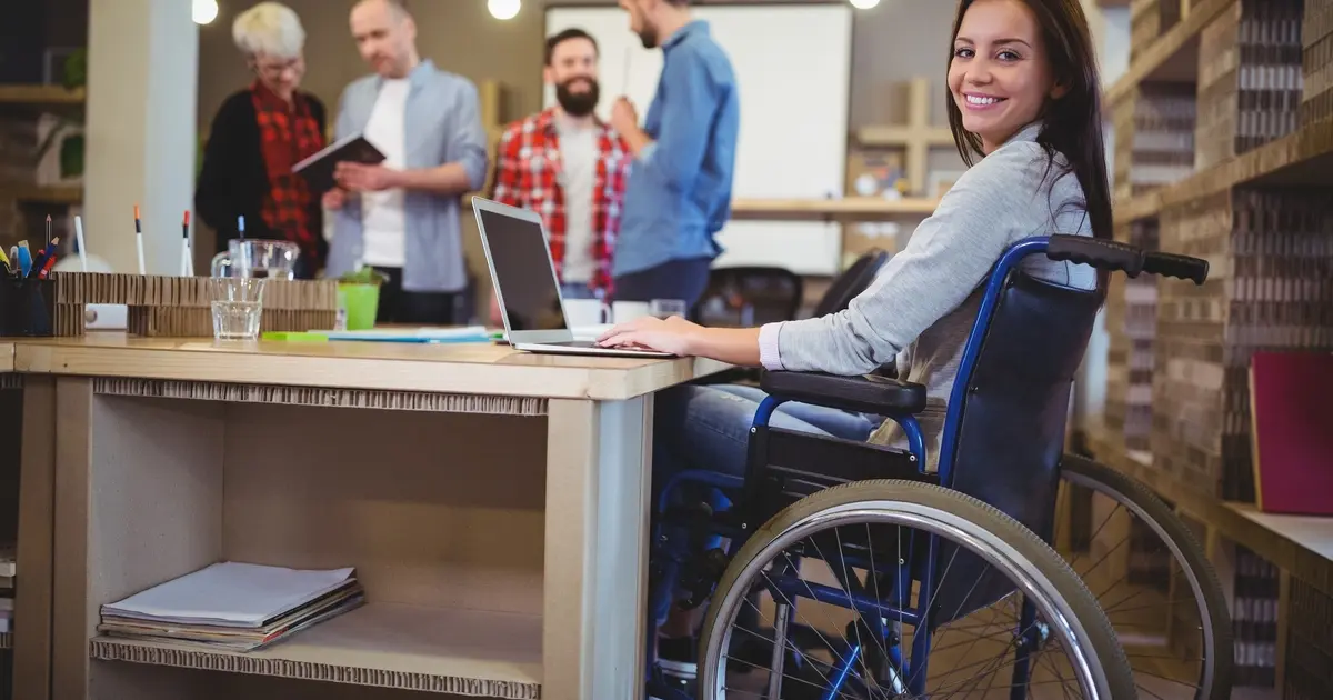 Με τη νομοθετική ρύθμιση που εφαρμόζεται πλήρως το 2026, το ποσοστό των θέσεων που προκηρύσσονται και καλύπτονται από άτομα με αναπηρία έχει αυξηθεί, ενώ ταυτόχρονα προβλέπεται διακριτό ποσοστό για τους συγγενείς ατόμων με αναπηρία.