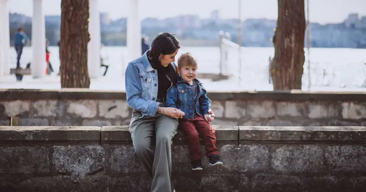 Η αλλαγή αυτή αφορά τόσο τις μόνιμες θέσεις όσο και το προσωπικό ιδιωτικού δικαίου ορισμένου χρόνου (ΣΟΧ), δίνοντας σαφές προβάδισμα σε γονείς που ασκούν μόνοι τους την επιμέλεια.