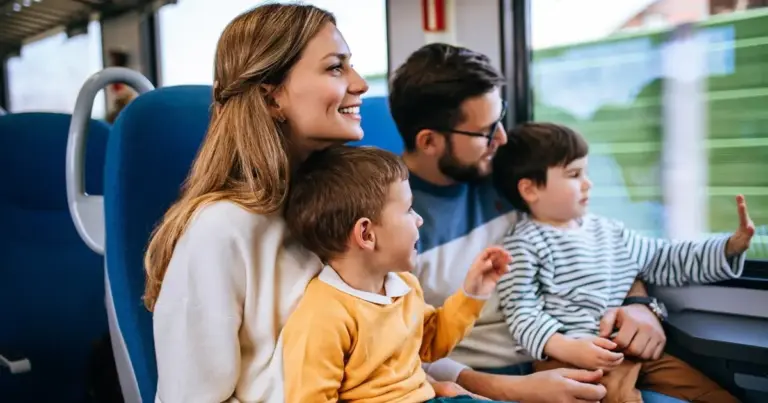 Η ελάφρυνση αυτή αφορά τόσο τους γονείς όσο και τα εξαρτώμενα τέκνα, διευκολύνοντας την καθημερινή μετακίνηση με λεωφορεία, μετρό, τραμ και τρόλεϊ, αλλά και τις μετακινήσεις με τα ΚΤΕΛ και τον σιδηρόδρομο.