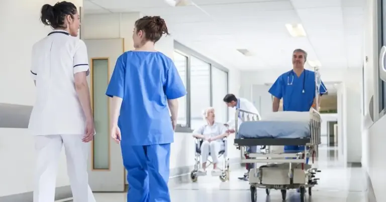 Η αλλαγή αυτή, που εφαρμόζεται ήδη στις διαδικασίες του ΑΣΕΠ, στοχεύει στην έμπρακτη στήριξη των μεγάλων οικογενειών, καθώς η πολυτεκνική ιδιότητα δεν προσφέρει πλέον μόνο επιπλέον μόρια, αλλά «κλειδώνει» έναν συγκεκριμένο αριθμό θέσεων που προορίζονται αποκλειστικά για αυτή την κοινωνική ομάδα.