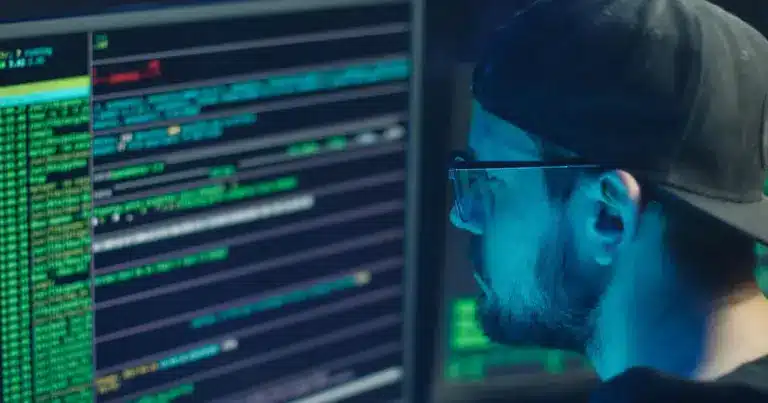 Η αναζήτηση εργασίας το 2026 δεν θυμίζει σε τίποτα την προηγούμενη δεκαετία, καθώς η έλλειψη εξειδικευμένου προσωπικού έχει αναγκάσει τις επιχειρήσεις να επιστρατεύσουν «όπλα» που κάποτε βλέπαμε μόνο σε ταινίες ή σε στελέχη της Wall Street: το bonus υπογραφής (signing bonus). Αν ετοιμάζεστε να στείλετε το βιογραφικό σας ή βρίσκεστε σε φάση διαπραγμάτευσης, πρέπει να γνωρίζετε ότι υπάρχουν πέντε συγκεκριμένοι κλάδοι στην ελληνική αγορά που προσφέρουν άμεσα έως και 1.000 ευρώ –ή και περισσότερα– με την απλή υπογραφή της σύμβασης, προκειμένου να κερδίσουν τη μάχη του ταλέντου.